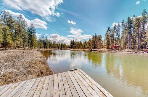 Oregon Water Wonderland House | Charming riverfront bungalow dog-friendly firepit dock & W&D