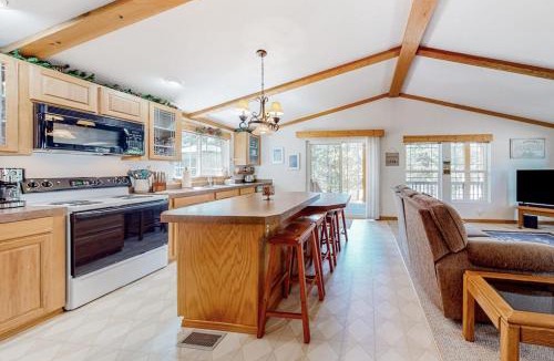 Oregon Water Wonderland House | Charming riverfront bungalow dog-friendly firepit dock & W&D