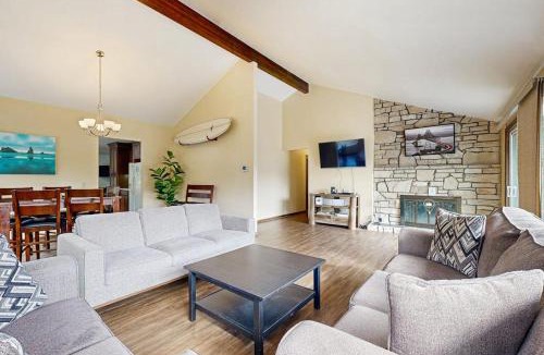 Seaside House | Charming riverfront home with deck WiFi streaming W&D - 7 blocks to the beach