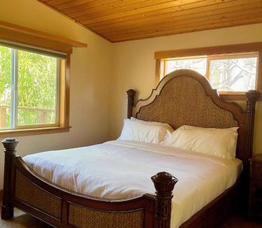 Mount Vernon House | Charming & Serene Suburban Guesthouse