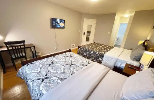 Excelsior House | Charming & spacious 4B 2 5ba Driveway parking spot