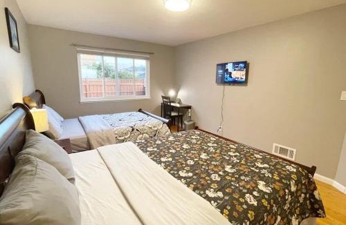 Excelsior House | Charming & spacious 4B 2 5ba Driveway parking spot