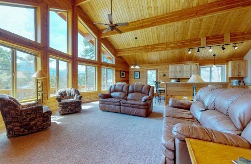 Estes Park House | Charming updated cabin with full kitchen, WiFi, central AC, fireplace & deck