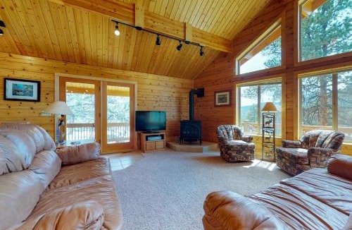 Estes Park House | Charming updated cabin with full kitchen, WiFi, central AC, fireplace & deck