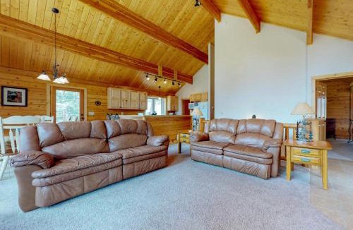 Estes Park House | Charming updated cabin with full kitchen, WiFi, central AC, fireplace & deck