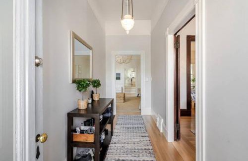 Lower Haight House | Charming Victorian Oasis with an Elegant and Spacious Haven
