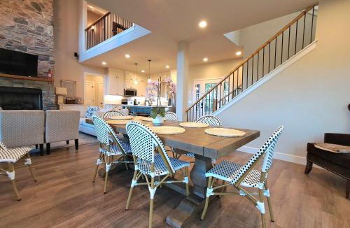 Rogers House | Chasing Sunsets Lakeview Escape w Fire Pit & Screened Porch