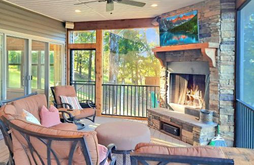 Rogers House | Chasing Sunsets Lakeview Escape w Fire Pit & Screened Porch