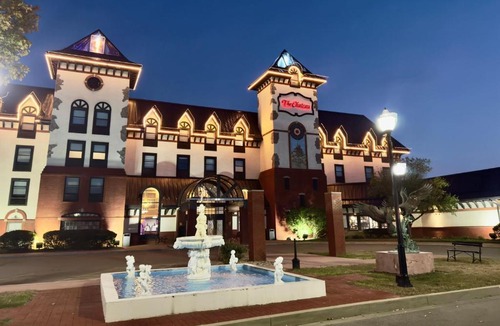 Bloomington Hotel | Chateau Hotel and Conference Center