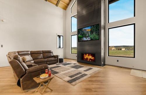 Island Park House | CHECKMATE by KABINO Air Conditioning, Hot Tub, Red Light Sauna, Pac-Man and Pool Table, Trailer Parking