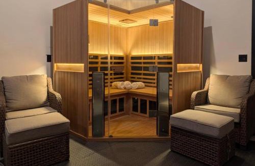 Island Park House | CHECKMATE by KABINO Air Conditioning, Hot Tub, Red Light Sauna, Pac-Man and Pool Table, Trailer Parking