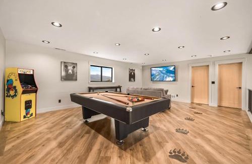Island Park House | CHECKMATE by KABINO Air Conditioning, Hot Tub, Red Light Sauna, Pac-Man and Pool Table, Trailer Parking