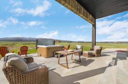 Island Park House | CHECKMATE by KABINO Air Conditioning, Hot Tub, Red Light Sauna, Pac-Man and Pool Table, Trailer Parking