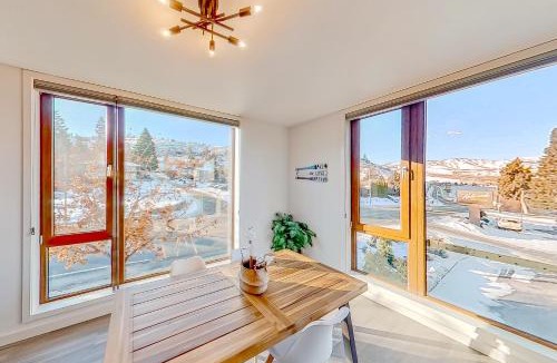 Chelan Apartment | Chelan Resort Suites: Comfort by the Lake #201