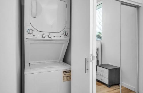 Wilshire Apartment | Chic 2 Levlel Loft with Balcony and Parking
