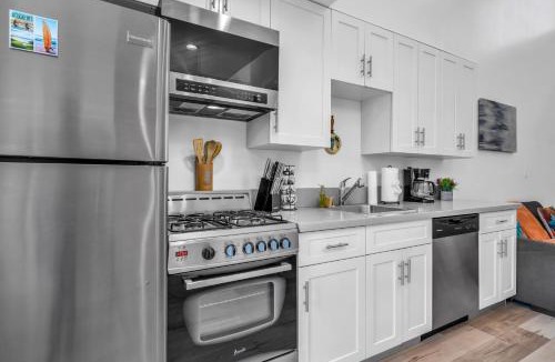 Wilshire Apartment | Chic 2 Levlel Loft with Balcony and Parking