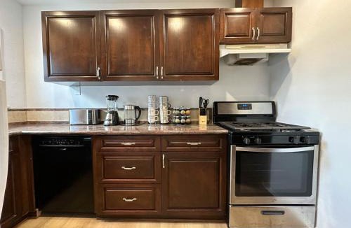 Westwood House | Chic 2BD - Beverly Hills - West Hollywood Border