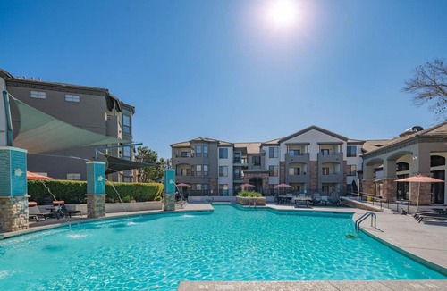 Glendale Sports and Entertainment District Apartment | Chic 2BD King Bed with Pool, Hot Tub, Gym, Parking
