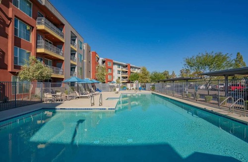Tempe Apartment | Chic 2BD Pool Gym Parking WD Sleeps8