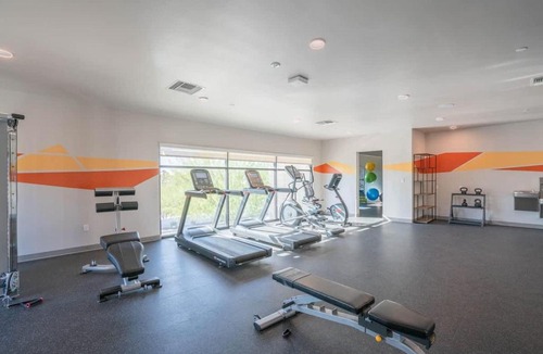 Tempe Apartment | Chic 2BD Pool Gym Parking WD Sleeps8