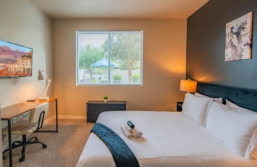 Tempe Apartment | Chic 2BD Pool Gym Parking WD Sleeps8