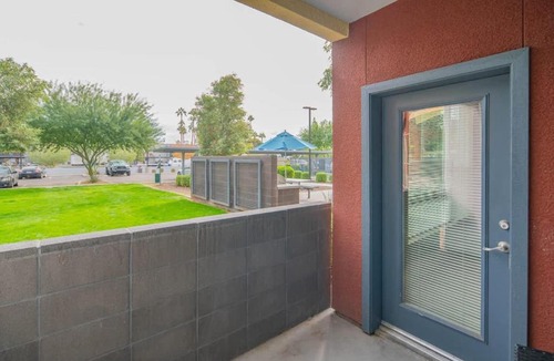 Tempe Apartment | Chic 2BD Pool Gym Parking WD Sleeps8