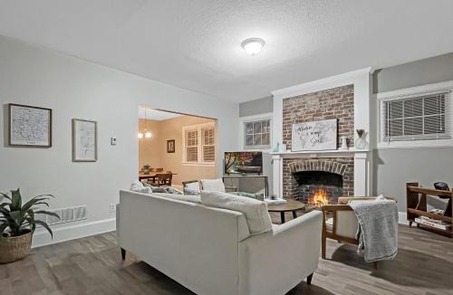 Des Moines House | Chic 2BR Duplex Free Parking near Hospitals