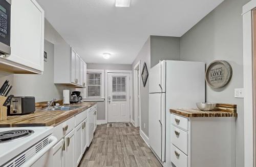 Des Moines House | Chic 2BR Duplex Free Parking near Hospitals