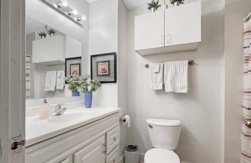 Des Moines House | Chic 2BR Duplex Free Parking near Hospitals