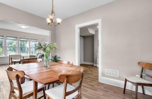 Des Moines House | Chic 2BR Duplex Free Parking near Hospitals