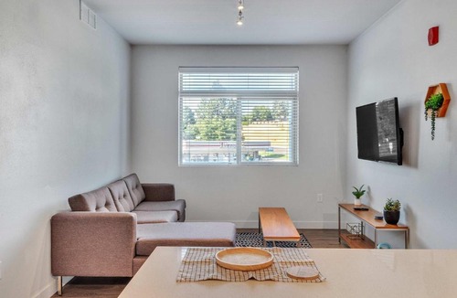 Southeast Boise Apartment | Chic and Modern Getaway with Gym 5 Min to Downtown