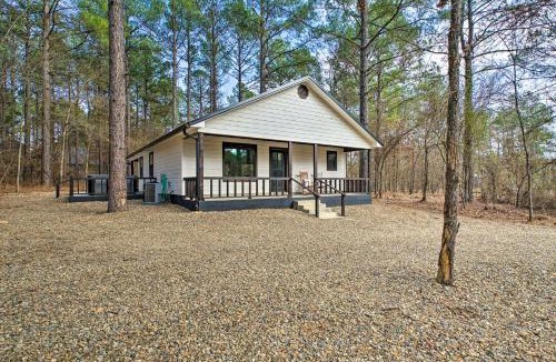 Hochatown Apartment | Chic Broken Bow Escape w/Hot Tub & Fire Pit!