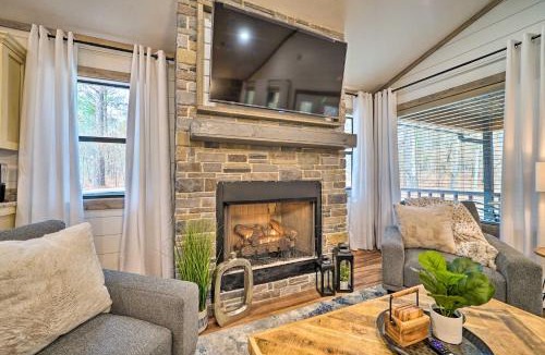 Hochatown Apartment | Chic Broken Bow Escape w/Hot Tub & Fire Pit!