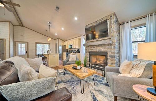 Hochatown Apartment | Chic Broken Bow Escape w/Hot Tub & Fire Pit!
