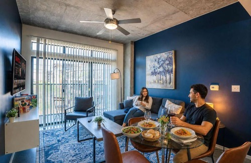 Evans Churchill Apartment | Chic Downtown 2-Bedroom Pool Gym Parking