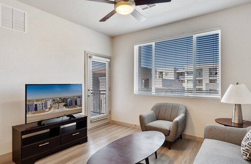 Palm Valley Apartment | Chic Modern Clean 1BR Apartment by Stay Gia
