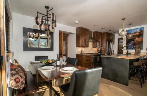 Estes Park House | Chic Retreat – Indoor/Outdoor Fireplace, Private Jacuzzi, Great Location!