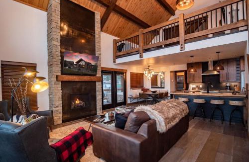 Estes Park House | Chic Retreat – Indoor/Outdoor Fireplace, Private Jacuzzi, Great Location!