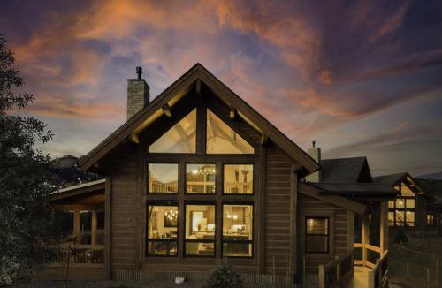 Estes Park House | Chic Retreat – Indoor/Outdoor Fireplace, Private Jacuzzi, Great Location!