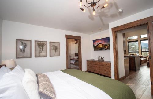 Estes Park House | Chic Retreat – Indoor/Outdoor Fireplace, Private Jacuzzi, Great Location!