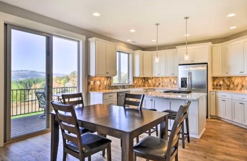 Gaston House | Chic Willamette Valley Home w/Deck & Vineyard!