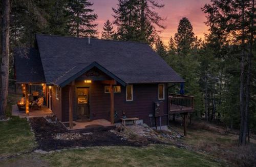 Whitefish House | Chickadee Cabin - Boutique Stay close to Downtown