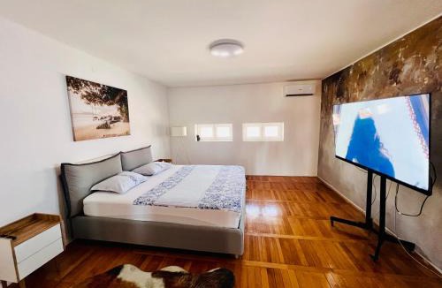 Downtown Apartment | City Center Square DeLuxe Nest