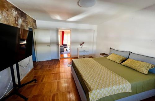 Downtown Apartment | City Center Square DeLuxe Nest