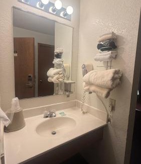 Clarion Hotel | clarion hometown inn