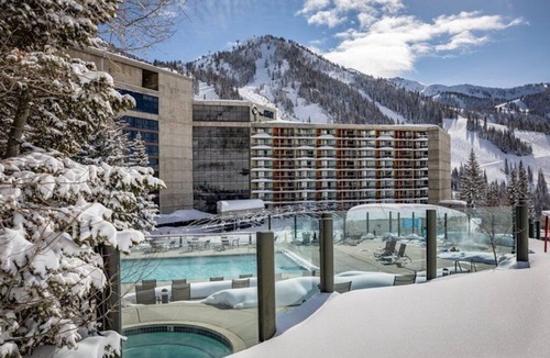 Salt Lake Mountain Resorts Condo | Cliff Lodge Snowbird King BDRM w/Sofabed 3/4th to 3/8th ski in/ski out sleeps 4