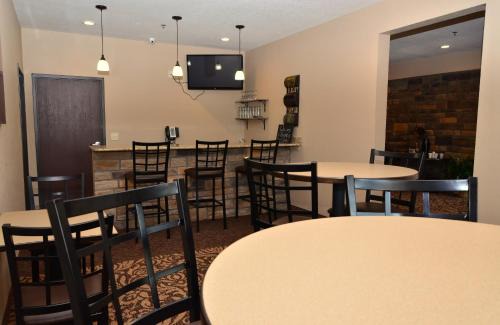 Clarion Hotel | Cobblestone Inn & Suites - Clarion
