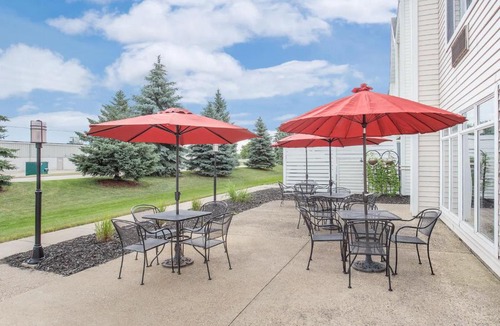Oshkosh Hotel | Cobblestone Suites - Oshkosh