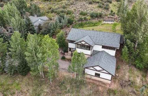 Edwards House | Colorado Mountain Getaway - 5BR 3BA, Hot Tub,Views