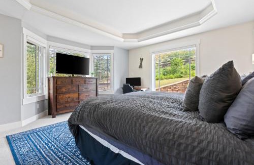 Edwards House | Colorado Mountain Getaway - 5BR 3BA, Hot Tub,Views